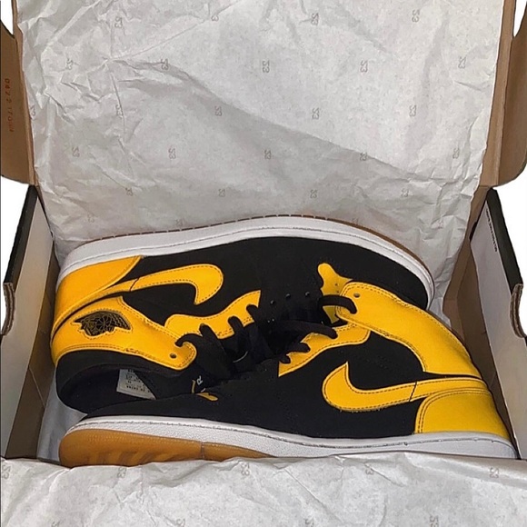 Jordan 1 mids New love (price negotiable) - Picture 2 of 7